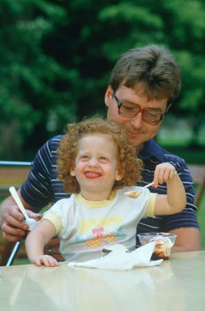 A father and daughter eating ice cream, Westfield, NYのeditorial素材