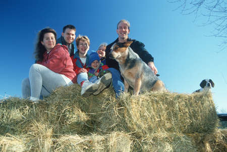 A family sitting on hay bales, Bourbon,MOのeditorial素材