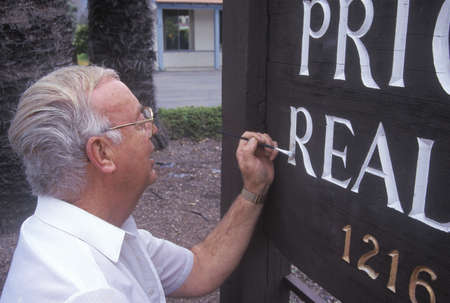 A sign painter touching up his work, Ojai, CAのeditorial素材