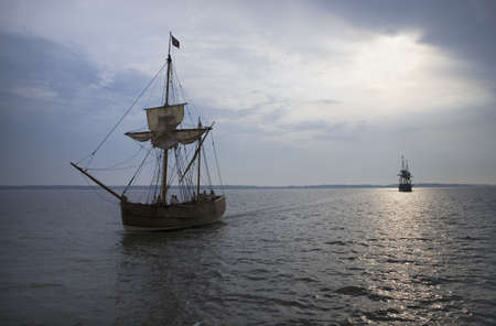 The Susan Constant, Godspeed and Discovery, re-creations of the three ships that brought English colonists to Virginia in 1607, flying the English and Union Jack flags and sailing down the James River on May 12, 2007, as part of the 400th Anniversary progのeditorial素材