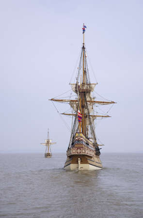 The Susan Constant, Godspeed and Discovery, re-creations of the three ships that brought English colonists to Virginia in 1607, flying the English and Union Jack flags and sailing down the James River on May 12, 2007, as part of the 400th Anniversary progのeditorial素材