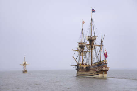 The Susan Constant, Godspeed and Discovery, re-creations of the three ships that brought English colonists to Virginia in 1607, flying the English and Union Jack flags and sailing down the James River on May 12, 2007, as part of the 400th Anniversary progのeditorial素材