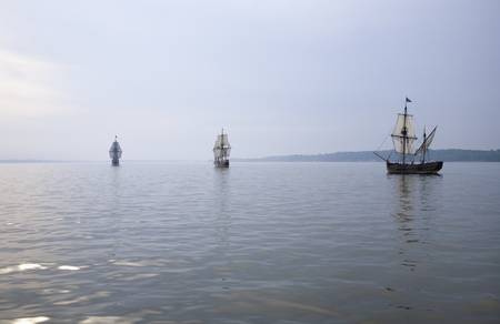 The Susan Constant, Godspeed and Discovery, re-creations of the three ships that brought English colonists to Virginia in 1607, flying the English and Union Jack flags and sailing down the James River on May 12, 2007, as part of the 400th Anniversary progのeditorial素材