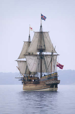 The Susan Constant, Godspeed and Discovery, re-creations of the three ships that brought English colonists to Virginia in 1607, flying the English and Union Jack flags and sailing down the James River on May 12, 2007, as part of the 400th Anniversary progのeditorial素材