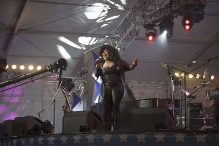 Chaka Kahn singing May 12, 2007 at America's 400th Anniversary Concert, Jamestown, Virginiaのeditorial素材