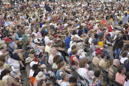 Concert audience watching Bruce Hornsby and the Noise Makers perform, May 12, 2007 at America's 400th Anniversary Concert, Jamestown, Virginiaのeditorial素材