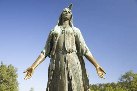 Pocahontas Statue, by William Ordway Partridge, erected in 1922, representing Pocahontas the favorite daughter of Powhatan, who ruled the Powhatan Confederacy. She was born about 1595, probably at Werowocomoco 16 miles from Jamestown and died in Gravesendのeditorial素材