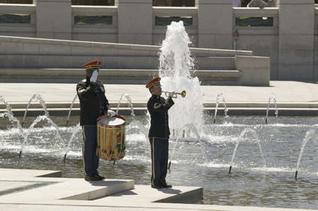 Solo trumpeter and drummer performing taps on May 8, 2007 in front of water fountain at the National World War II Memorial, Washington, DC, as part of the visit of Her Majesty Queen Elizabeth IIのeditorial素材