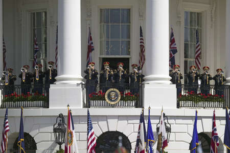Marine Band Trumpeters performing behind the Presidential Seal on the Balcony of the South Portico of the White House on May 7, 2007 as part of the Official State Welcoming of Her Majesty Queen Elizabeth II and Prince Philip, the Duke of Edinburgh to Washのeditorial素材