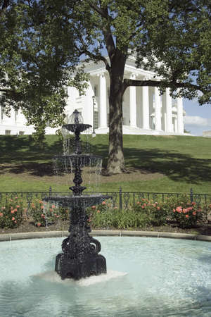 Water fountain and Virginia State Capitol, Richmond Virginiaのeditorial素材