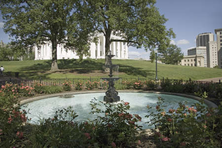 Water fountain and Virginia State Capitol, Richmond Virginiaのeditorial素材