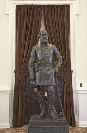 The bronze General Robert E. Lee by Rudulph Evans in the Old Hall of the House of Delegates, Virginia State Capitol, Richmond Virginia. The statue stands where Lee stood on April 23, 1861, when, at age fifty-four, he accepted command of the Confederate foのeditorial素材
