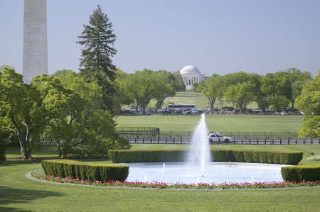 Water fountain on South Lawn of White House with the Jefferson Memorial and Washington Memorial in the background, White House, Washington, DCのeditorial素材