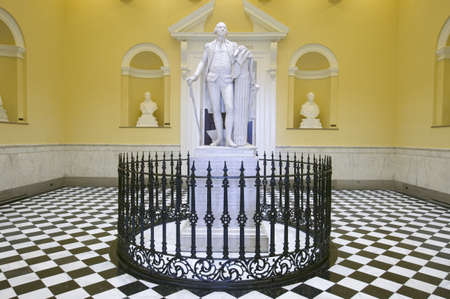 Original life-size statue of George Washington by Jean-Antoine Houdon in restored Virginia State Capitol Rotunda, Richmond Virginiaのeditorial素材