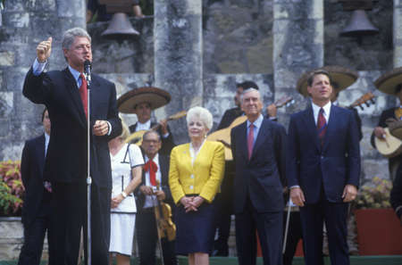 Governor Bill Clinton speaks at Arneson River during the Clinton/Gore 1992 Buscapade campaign tour in San Antonio, Texasのeditorial素材