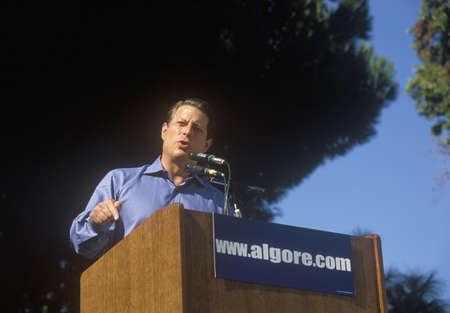 Vice President Al Gore campaigns for the Democratic presidential nomination at Lakewood Park in Sunnyvale, Californiaのeditorial素材