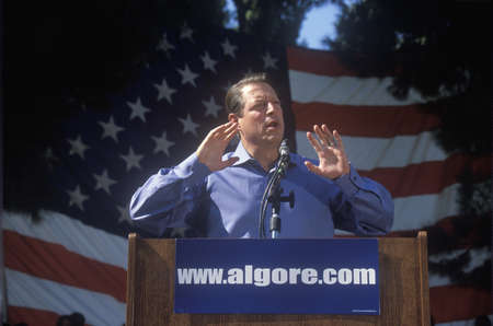 Vice President Al Gore campaigns for the Democratic presidential nomination at Lakewood Park in Sunnyvale, Californiaのeditorial素材