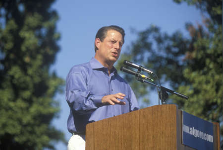 Vice President Al Gore campaigns for the Democratic presidential nomination at Lakewood Park in Sunnyvale, Californiaのeditorial素材
