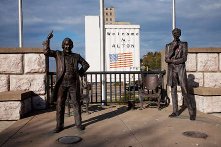 Statues of Stephen Douglas and Abraham Lincoln at the site of the 1858 presidential debate in Alton, Illinois, USA のeditorial素材