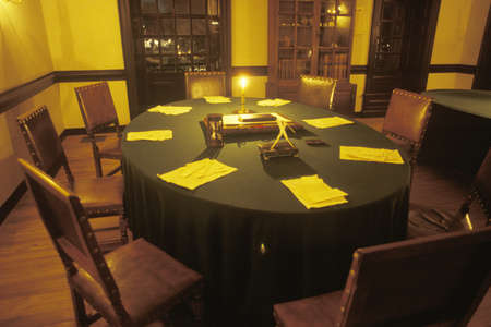 Interior of meeting place of founding fathers by candlelight, Williamsburg, Virginiaのeditorial素材