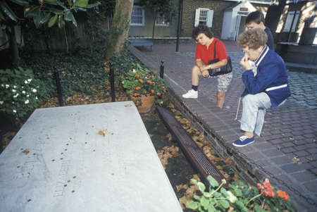 Tourists observing the marker at the home of Betsy Ross, Philadelphia, PAのeditorial素材