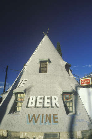Teepee-shaped liquor store on an Indian reservation, NMのeditorial素材