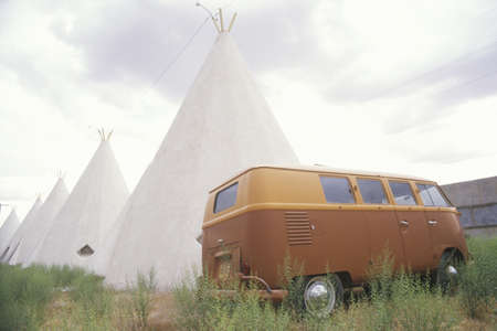 Volkswagen Bus parked next to receding teepees in  NMのeditorial素材