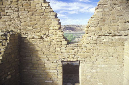 Adobe walls and doorway, circa 1060 AD, Chaco Canyon Indian ruins, The Center of Indian Civilization, NMのeditorial素材