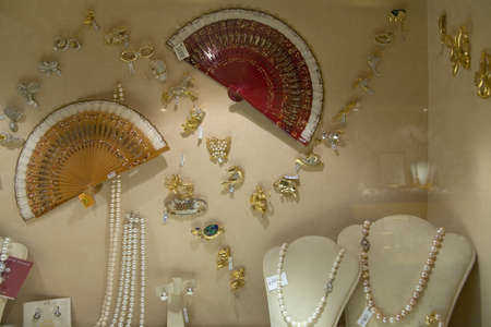 Fans and jewelry displayed in store window of Rome, Italy, Europeのeditorial素材