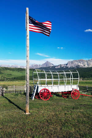 US Flag and covered wagon, Hastings Mesa, near Ridgway, Colorado, USAの写真素材