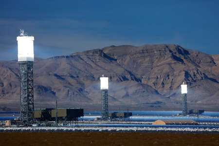 Sun reflects on towers of world's largest solar power generation tower at the Ivanpah solar plant in California near the Nevada borderのeditorial素材