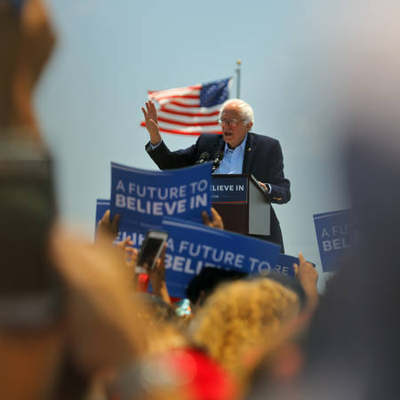 VENTURA, CA - MAY 26, 2016: Democratic presidential candidate, Sen. Bernie Sanders (D-VT) speaks at a campaign rally at Ventura College, in preparation for June 7 California Primary Election.のeditorial素材