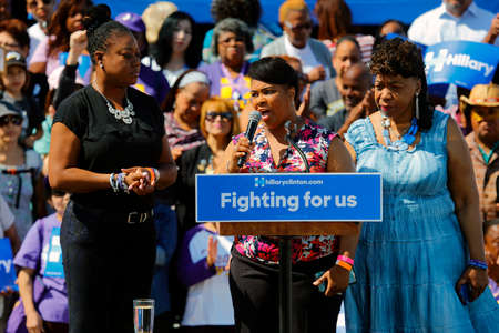 LOS ANGELES, CA - JUNE 6, 2016 -Sybrina Fulton (mother of Trayvon Martin), Gwen Carr (mother of Eric Garner) and Wanda Johnson (mother of Oscar Grant) campaign for Democratic presidential candidate Hillary Clinton at a Get Out The Vote rally in Leimert Paのeditorial素材