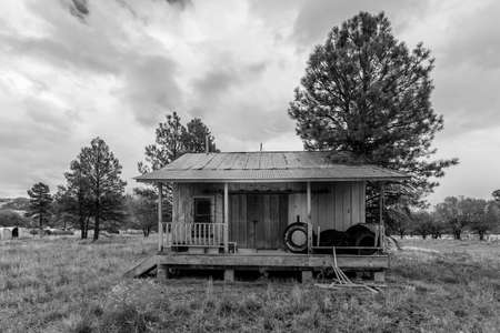 OCT 8, 2018, CHAMA NEW MEXICO, USA - Deserted home, Chama New Mexico - black and whiteのeditorial素材