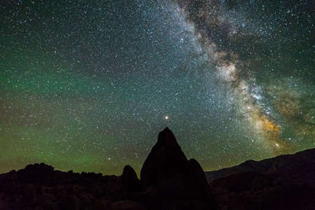 ALABAMA HILLS, CALIFORNIA USA 2018 - Alabama Hills, California rock formation and starry sky with Mount Whitney in backgroundのeditorial素材