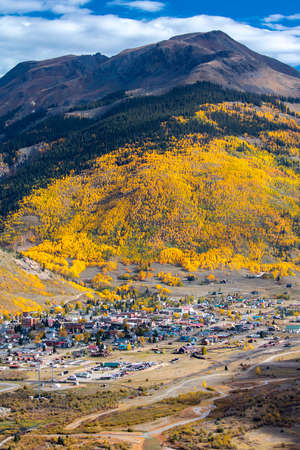 September 19, 2018. Silverton, Colorado, USA - Distant view of historic mining town im Autumn, Silverton, Colorado Route 550のeditorial素材