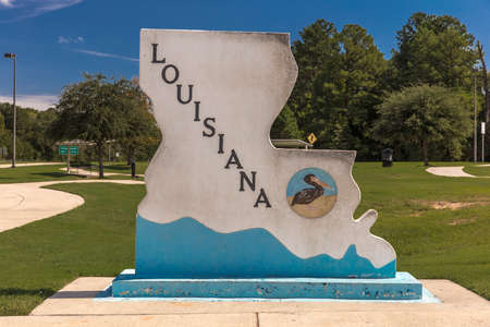 OCT 13, 2018, Louisiana, USA - Welcome to Louisiana State Sign - Bienvenue en Louisiane - Keep Louisiana Beautifulのeditorial素材
