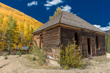 September 19, 2018. Silverton, Colorado, USA - Historic deserted cabin surrounded by Autumn Color, outside of Silverton Colorado off Route 550のeditorial素材
