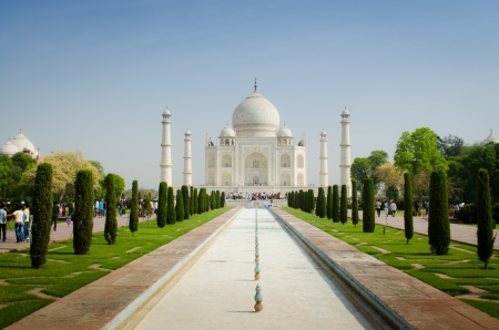white taj mahal against blue skyのeditorial素材