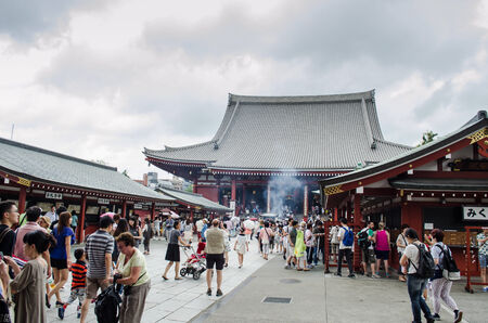 ASAKUSA, JAPAN-AUGUST 12 : crowded tourist at  Sensoji temple on  August 12, 2014 in Asakusa, Japanのeditorial素材