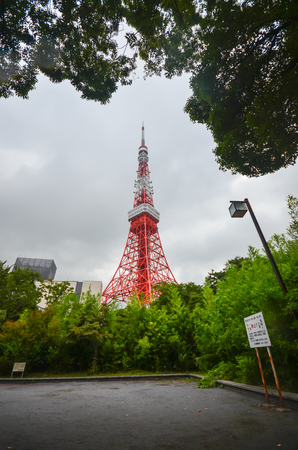 SHIBAKOEN, TOKYO - AUGUST 12, 2014: Tokyo Tower is the landmark and symbol of Tokyo. Constructed in 1958. Height: 332.6 mのeditorial素材