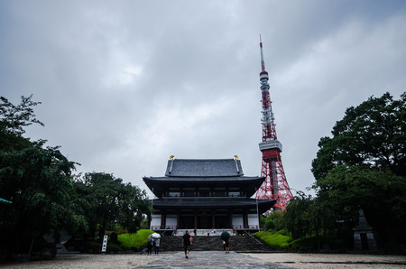SHIBAKOEN, TOKYO - AUGUST 12, 2014: Tokyo Zojo-ji Temple with the Tokyo tower is the landmark and symbol of Tokyoのeditorial素材