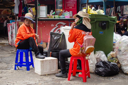 CHATUCHAK, BANGKOK, THAILAND, NOV 19, 2017 : garbage workers having lunch near the garbage box at Chatuchak Weekend Market, November 2017のeditorial素材