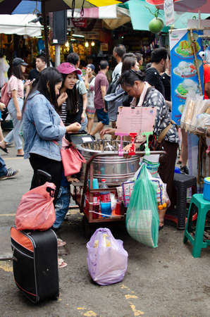 CHATUCHAK, BANGKOK, THAILAND, NOV 19, 2017 : tourist buying tube thai popsicle at Chatuchak Weekend Market, November 2017のeditorial素材