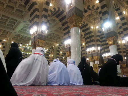 MADINAH, SAUDI ARABIA - AUGUST 21: Moslem women perform prayer at Quba Mosque on August 21, 2015 in Madinah, Saudi Arabia.のeditorial素材