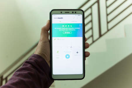 Negeri Sembilan, Malaysia - August 30, 2018: Samsung Health application on smartphone. Samsung Health provides core features to keep up your body fit and healthy. It will record and analyze your daily activities and habits to help maintain successful dietのeditorial素材