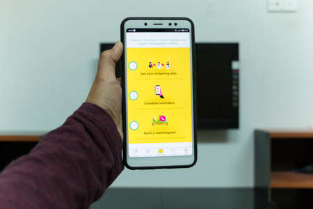 Negeri Sembilan, Malaysia - August 30, 2018: KnowYourLemons application on smartphone. It is a breast health application dedicated for every woman's phone.のeditorial素材