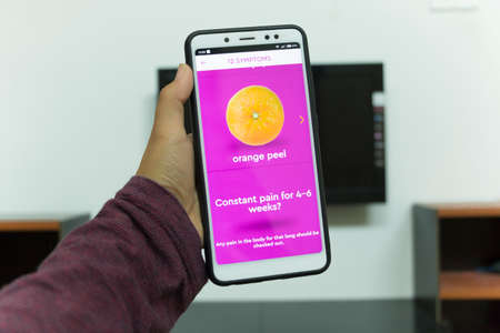 Negeri Sembilan, Malaysia - August 30, 2018: KnowYourLemons application on smartphone. It is a breast health application dedicated for every woman's phone.のeditorial素材