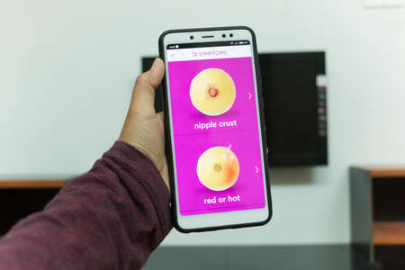 Negeri Sembilan, Malaysia - August 30, 2018: KnowYourLemons application on smartphone. It is a breast health application dedicated for every woman's phone.のeditorial素材