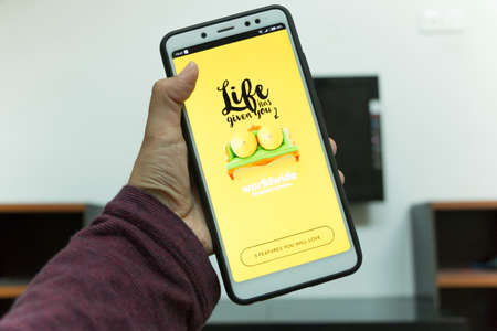 Negeri Sembilan, Malaysia - August 30, 2018: KnowYourLemons application on smartphone. It is a breast health application dedicated for every woman's phone.のeditorial素材